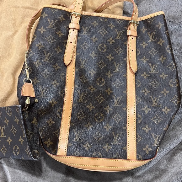 Authentic Louis Vuitton Monogram Bucket GM with pochette and chain - Picture 12 of 13